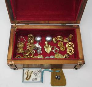 lot 292 image: Pirates booty of vintage clip-on earrings