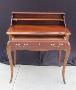 lot 366 image: desk