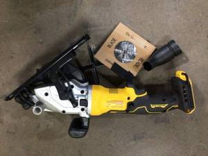DEWALT ATOMIC 20V MAX Cordless Brushless 4-12 in. Circular Saw (Tool Only)   Customer Returns See Pictures