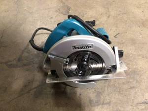 Makita 7-14 in. 15 Amp Corded Circular Saw with Dust Port 2 LED Lights 24T Carbide Blade  Customer Returns See Pictures