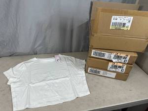 lot 132 image: 24 New Crew Neck Tee Shirts Crop Top - 1X and 4X