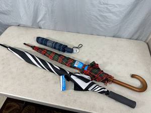 lot 137 image: 3 New Umbrellas Including Large Golf Umbrella