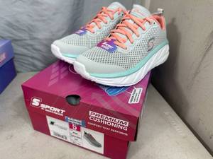 lot 145 image: New Skechers Premium Cushion Shoes - Size 5