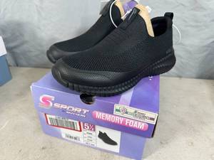 lot 146 image: New Skechers Memory Foam Shoes - Size 5 12