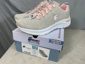 lot 147 image: New Skechers Arch Comfort Shoes - Size 12