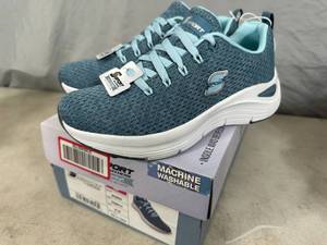 lot 167 image: New Skechers Arch Comfort Shoes - Size 5