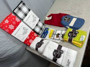lot 259 image: New Kitchen Towels, Pot Holders, Drying Mats, Apron, Etc.