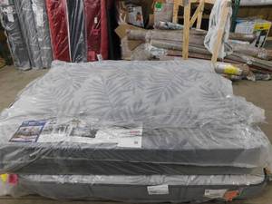 lot 10 image: Queen - Sealy Posturepedic Plus Mount Auburn 13 Medium Mattress