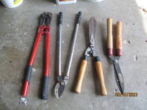 lot 38 image: 4 Pruning Tools...