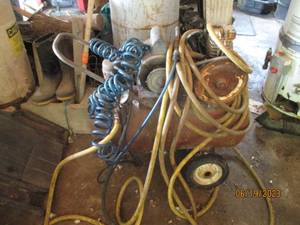 lot 44 image: old air compressor with hoses. Unte...