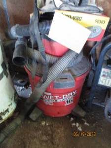 lot 45 image: WetDry shop Vac.with extra hoses U...