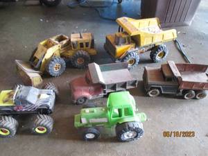 lot 5 image: lot of 6 truck toys 4 metal and 2 p...