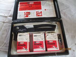 lot 14 image: CraftsmanHeavy Duty Riveter in case...