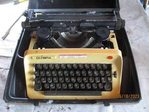 lot 21 image: Typwriter in case...
