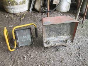 lot 174 image: Work light and vintage radio...