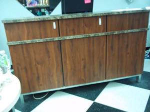 lot 3 image: Large retail greeting station desk
