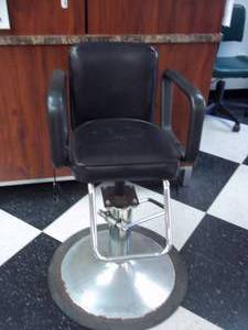 lot 4 image: Child size Salon or Barber shop hydraulic lift chair