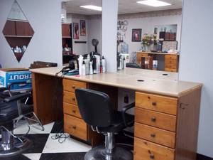 lot 7 image: Stylists extra long Work Station