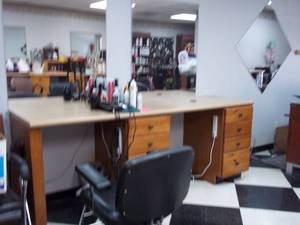 lot 8 image: Stylists Work Station
