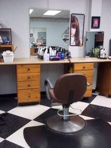 lot 9 image: Stylists Work Station