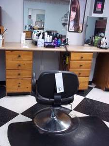 lot 10 image: Stylists Work Station and hydraulic lift chair