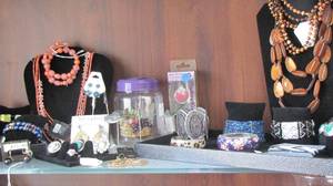 lot 43 image: Costume jewelry assortment