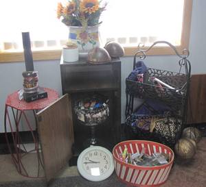 lot 48 image: Metal Hanging baskets Retail Display
