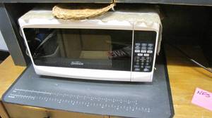 lot 61 image: Sunbeam Digital countertop microwave
