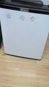 lot 80 image: Emerson Dorm size mini fridge.