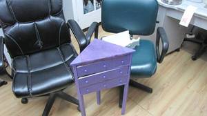lot 82 image: Padded rolling office chair, plus