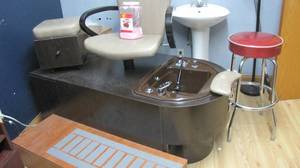 lot 90 image: Professional salon pedicure station