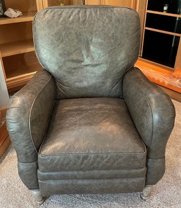 lot 6 image: Nice Gray Leather Arhaus Recliner