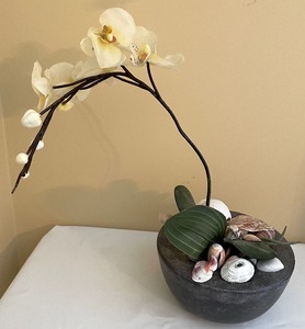 lot 110 image: Lovely Faux Floral Home Decor Items