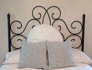 lot 25 image: Black Metal Full Size Bed Frame