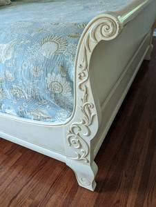lot 16 image: Ethan Allen King Size Painted Wood Sleigh Bed