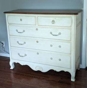 lot 17 image: Ethan Allen French Provincial Cream Maple Topped Dresser