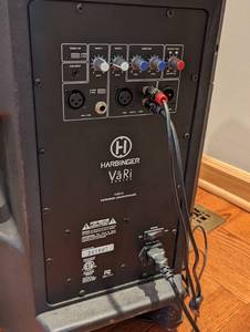 lot 19 image: Harbinger V2212 Powered Speaker