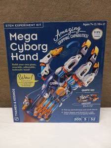 lot 1 image: NEW THAMES & KOSMOS MEGA CYBORG HAND