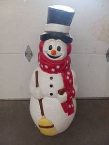 lot 22 image: PLASTIC OUTDOOR SNOWMAN
