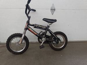 lot 24 image: KIDS BIKE