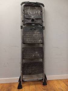 lot 58 image: COSCO 3 STAIRS STEP LADDER