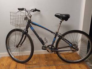 lot 75 image: GIANT CYPRESS BICYCLE WITH BASKET