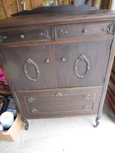 lot 15 image: Antique Dresser