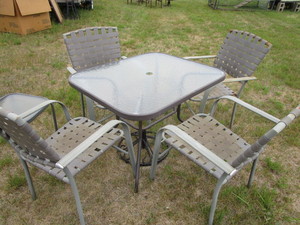 lot 4 image: Patio Table & Chairs