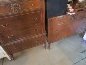 lot 8 image: Matching Dressers