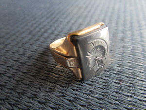 lot 20 image: Mens Ring, Carved Onyx