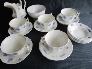 lot 23 image: Blue & White Thistle Pattern