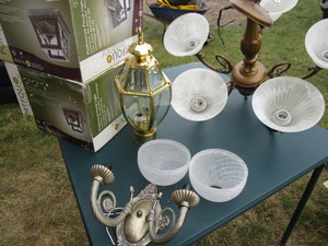 lot 40 image: Light Fixtures