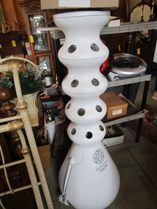 lot 54 image: Hydroponic Farm Stand