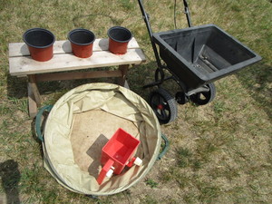 lot 78 image: Spreaders, Bag, Plant Stand